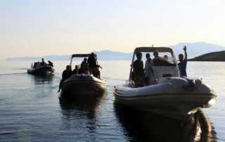  Rentar un barco con amigos 